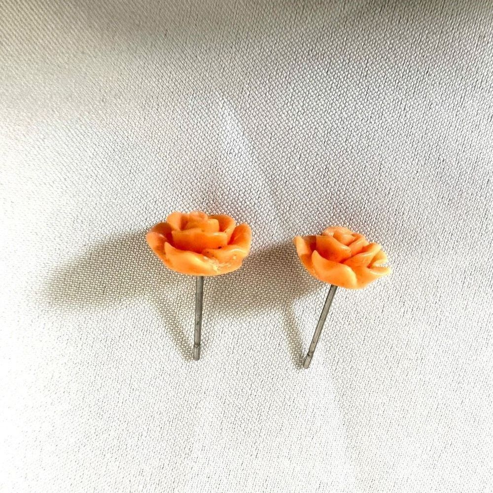 Small orange flower post earrings - Picture 4 of 7